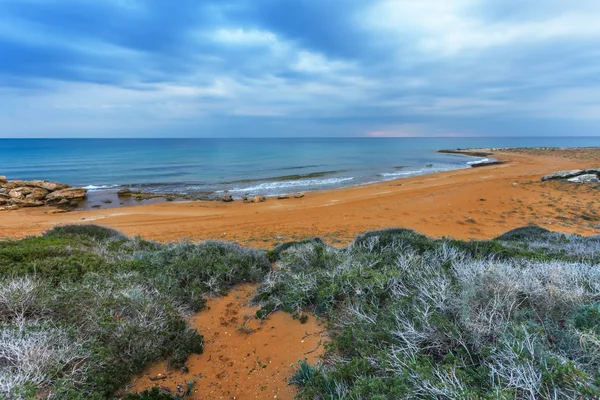Szmaragdowe morze bay, Cypr — Zdjęcie stockowe