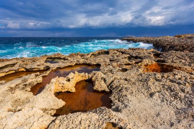 Zümrüt mediterrain deniz kıyı şeridi, fırtına
