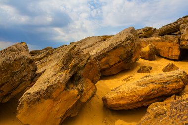 bir kum üzerinde taş yığını