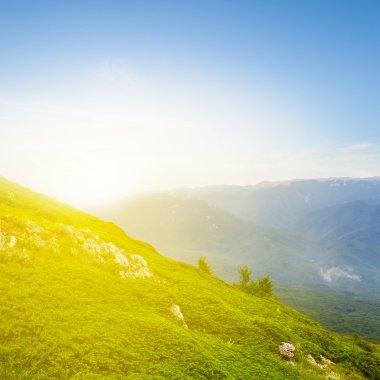 Yeşil dağ yamacı, güneşin doğuşunu