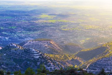 yeşil tepeler erken sabah Kıbrıs