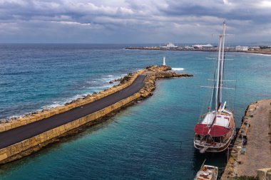 Zümrüt deniz fırtınadan önce defne