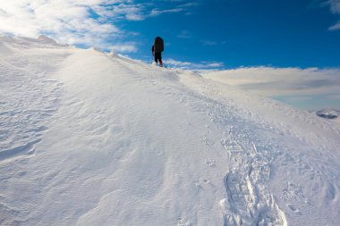 bir kış Dağı sırt yürüyüşçü yükseliş