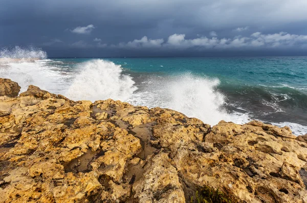 Baía de mar esmeralda na tempestade — Fotografia de Stock