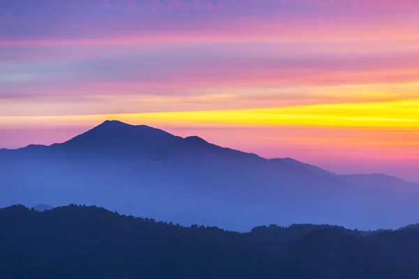 Mount silhouet op de vroege ochtend — Stockfoto