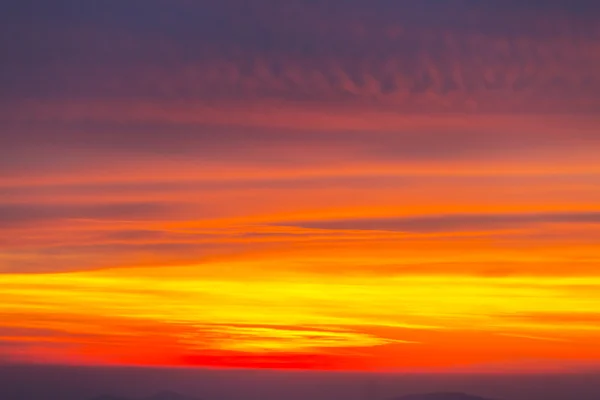 Coucher de soleil rouge ciel nuageux fond — Photo