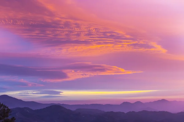 Akşam günbatımı bulutlu gökyüzü arka plan — Stok fotoğraf