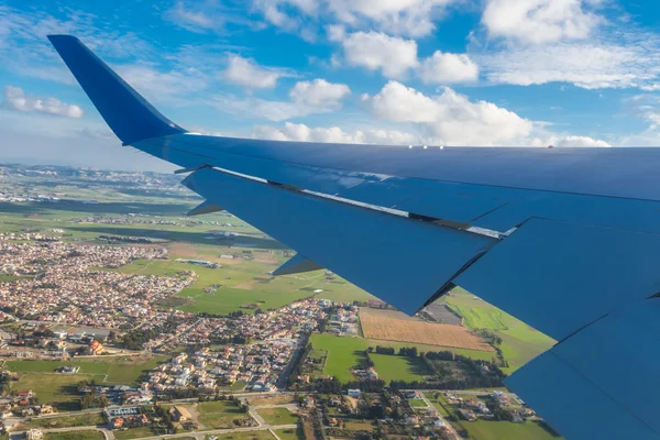 Vista da un finestrino di un aeroplano a una terra — Foto Stock