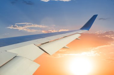 bir uçak penceresinden görüntülemek için bir gün batımı