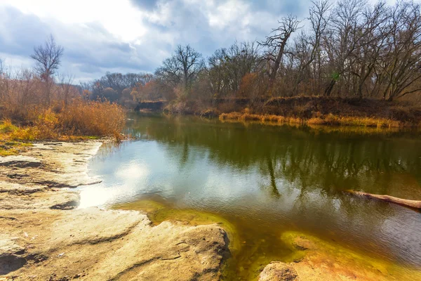 Otoño tranquilo paisaje del río — Foto de Stock