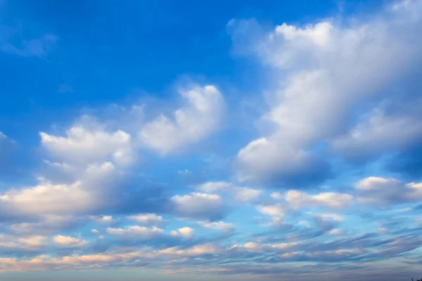 Modrá oblačná obloha pozadí — Stock fotografie