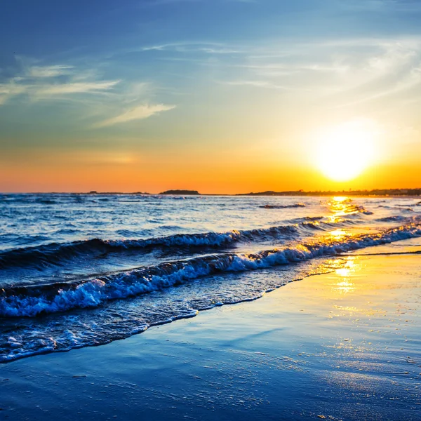Dramatyczny zachód słońca nad morzem — Zdjęcie stockowe