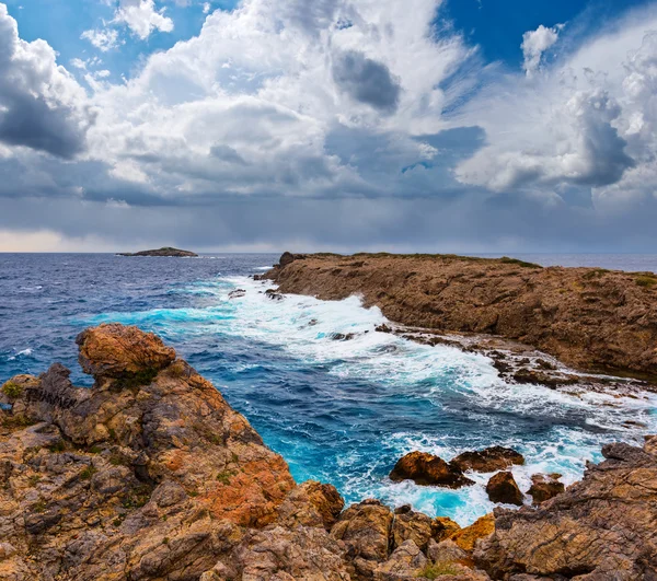 Smaragdgröna havet kusten vid stormen — Stockfoto
