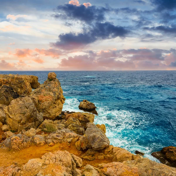 Costa del mar rocoso por la noche — Foto de Stock