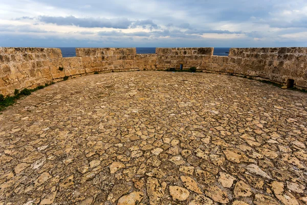 mavi bir gökyüzü eski kale duvarında