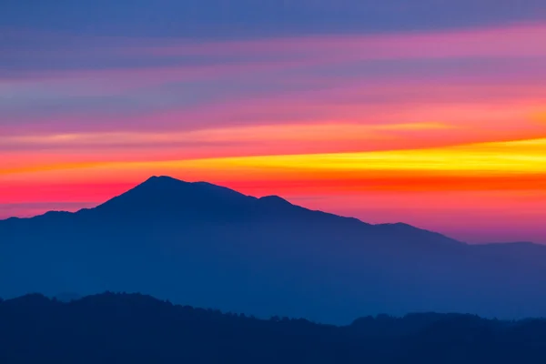 Silueta de montaña azul sobre un fondo de cielo — Foto de Stock