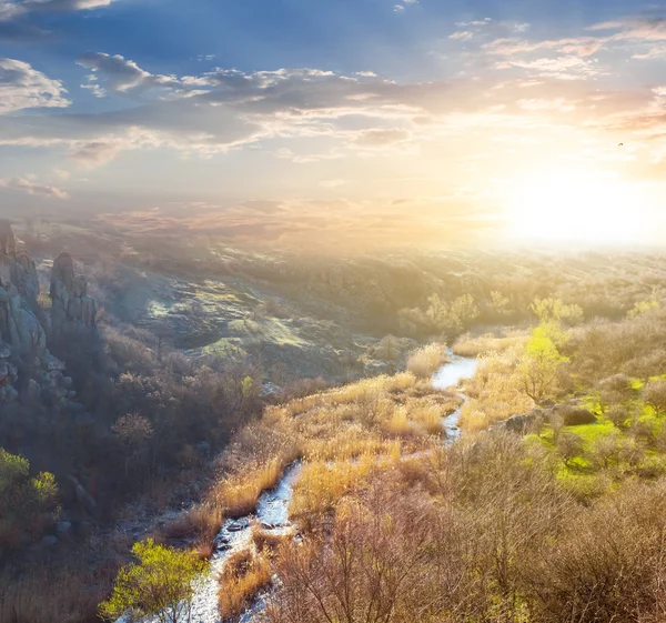 Гірський каньйон на заході сонця — стокове фото