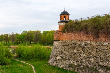 eski ortaçağ kalesi sahne