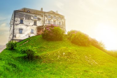 Ukrayna, gün batımında olesko Kalesi