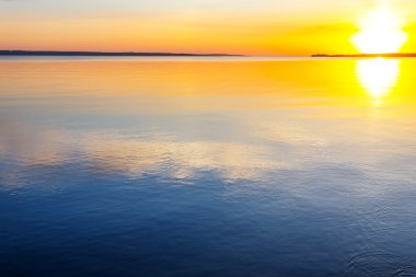 puesta de sol reflejada en un agua