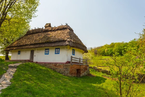 Старий стилізований етнічний будинок в селі — стокове фото