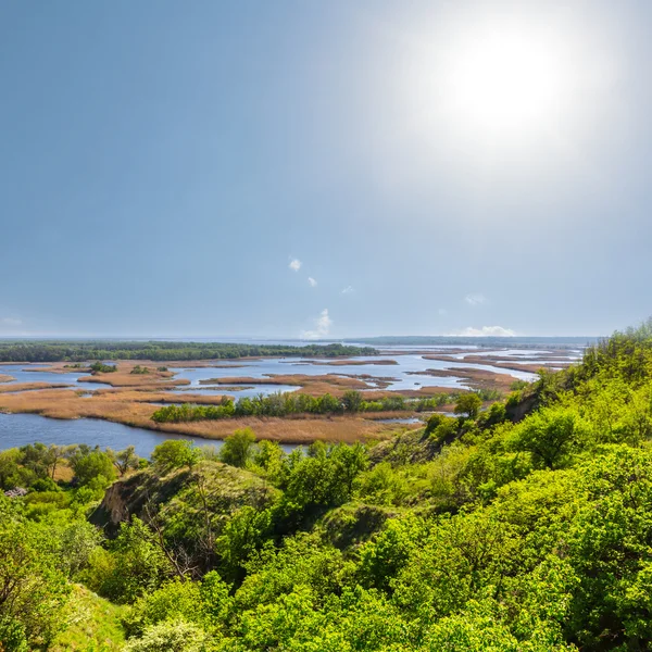 Ampio fiume nella calda giornata estiva — Foto Stock