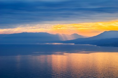 sessiz deniz de akşam defne