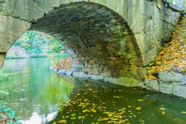 bir nehir üzerinde eski Ortaçağ taş köprü