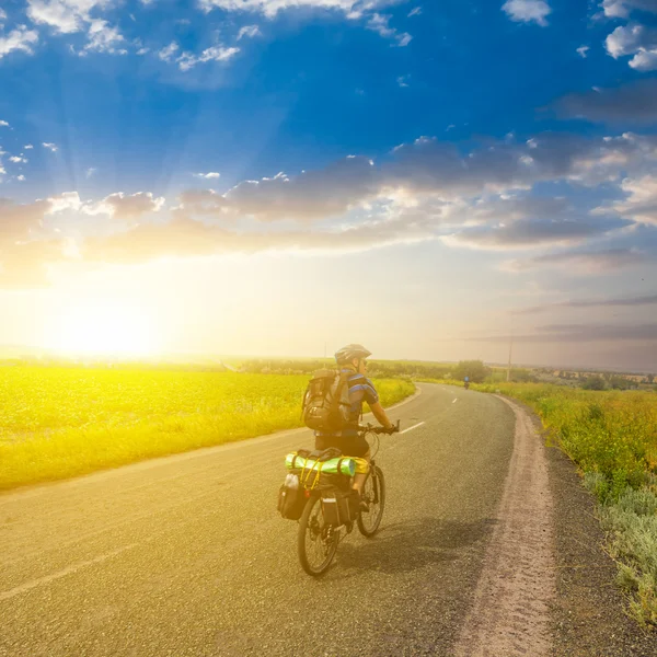 Rider på en cykel på solnedgången — Stockfoto