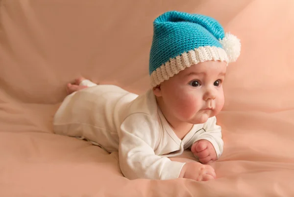 Anak penasaran dengan topi biru — Stok Foto