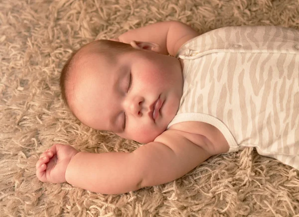 halı üzerinde uyuyan sevimli bebek