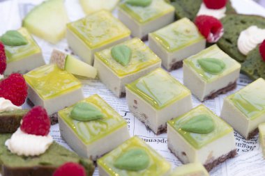 Yeşil kekin lezzetli göründüğü tatlı büfesi.