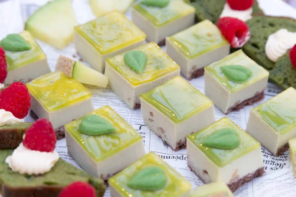 Yeşil kekin lezzetli göründüğü tatlı büfesi.