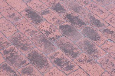 Esmer tuğlalarla kaplı.