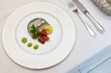 Aperatif: küçük domatesli somon terrine.