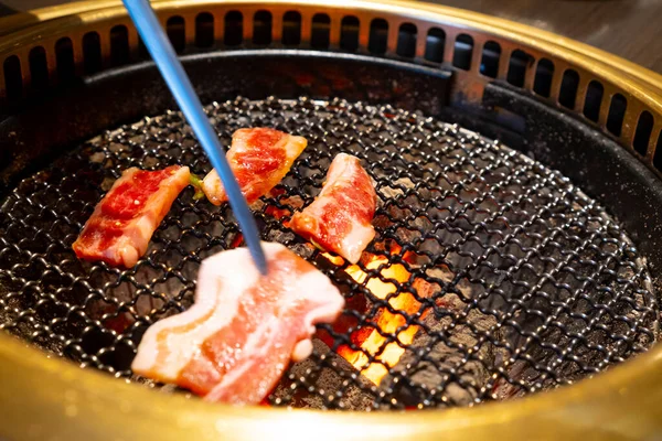 Domuz kaburgaları ve kuşlar ızgara biftektir.