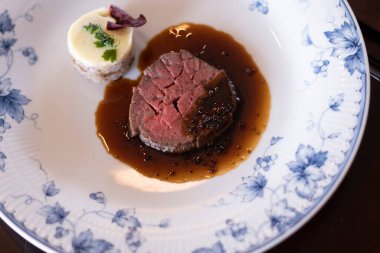 Ana yemek sotelenmiş sığır filetosu.