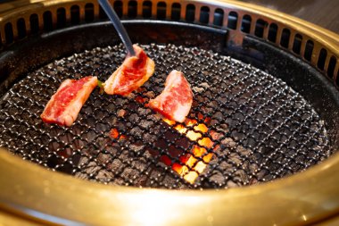 Kızarmış domuz pirzolası ve biftek kaburgası.