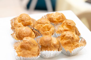 Dokuz kremalı pufta sadece bir hardal var.