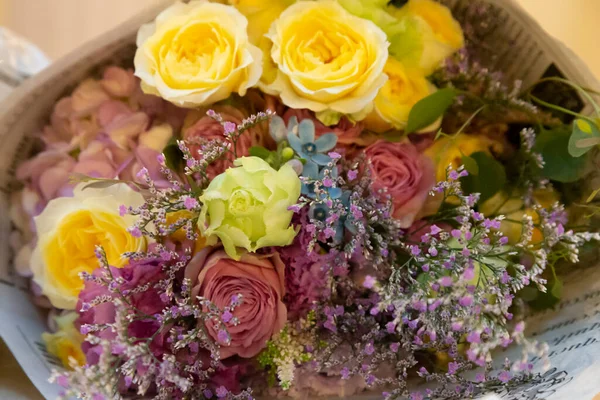 Yukarıdan renkli bir buketin fotoğrafını çekmek