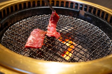 Biftek ızgara kömürle kızartılır.