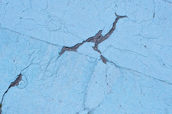 Mavi arka planda bir çatlak vardı.