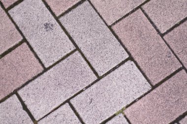 Tuğlalar düzenli olarak dizilmiş.