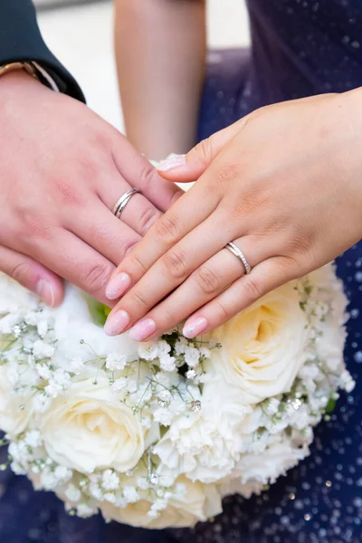 切割成一个戒指在婚礼上拍摄 — 图库照片