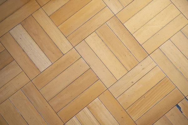 Tahta kiremitlerde orada burada çizikler vardır.