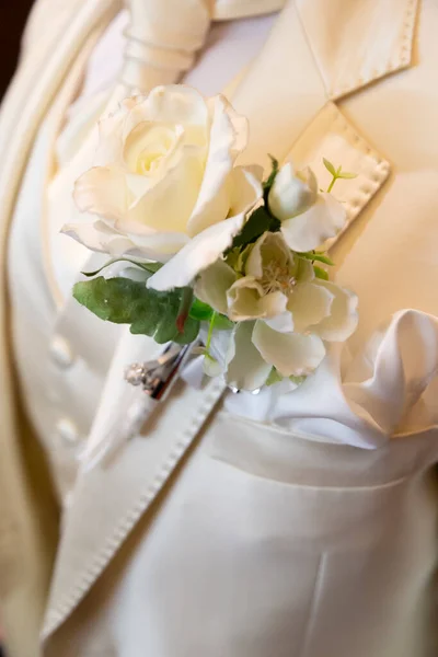 Damadın göğsünde yaka çiçeği