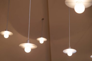 Tavandan sarkan elektrik.