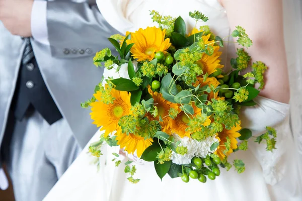 Damat ve gelin düğünde yan yana duruyorlar.