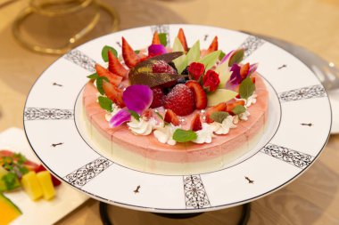 İki kat kavun ve çilekli puding.