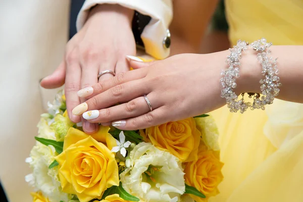 Noiva Noivo Têm Mãos Esquerdas Buquê — Fotografia de Stock